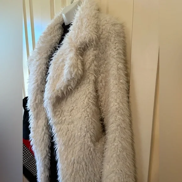 Elegant White Faux Fur Coat, Size M, - Picture 3 of 11